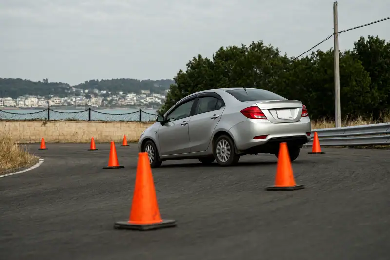 İstanbul’da kapalı bir eğitim pistinde koniler arasında slalom yapan otomobil